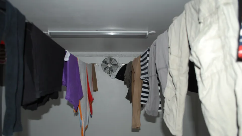 Wäsche trocknet auf einer Leine in einem Innenraum